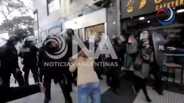 Manifestante acusa a la Policía de represión en marcha de jubilados