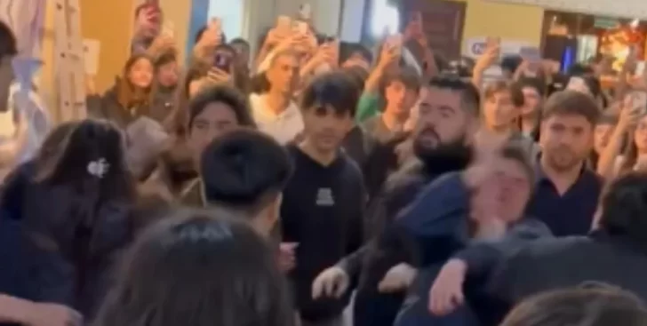 Video: así fue brutal pelea entre estudiantes libertarios y peronistas en la facultad
