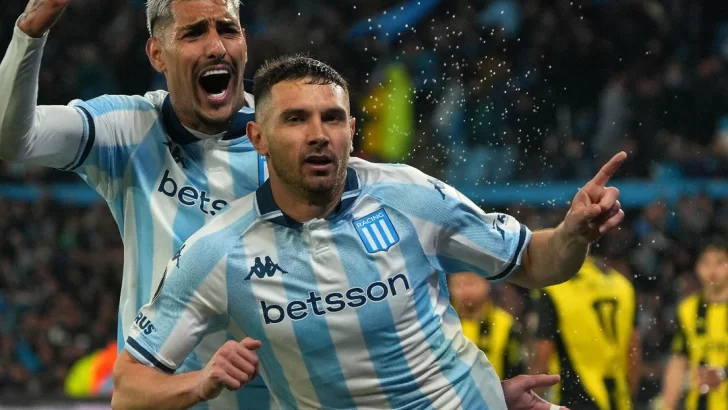 Racing hizo la épica ante Peñarol y clasificó a cuartos de final