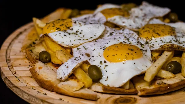 Papas-fritas-a-caballo-1