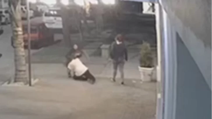 Video: dos mujeres casi matan a golpes a una joven