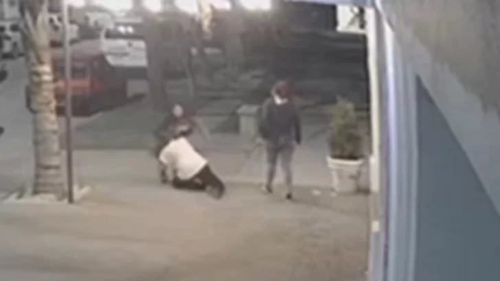 Video: dos mujeres casi matan a golpes a una joven