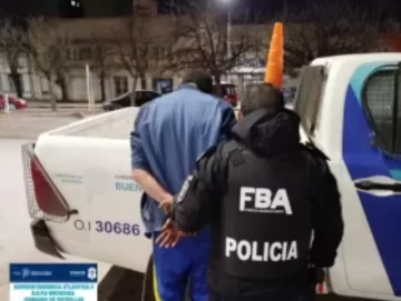 Interceptan a un sujeto con un televisor y descubren que tenía dos capturas activas