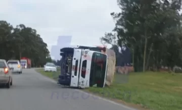 Accidente en Ruta 86: camión volcó cerca del Paraje La Lita