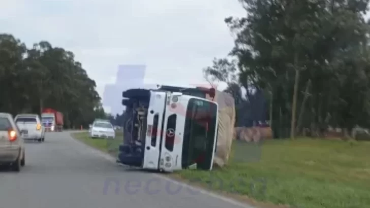 Accidente en Ruta 86: camión volcó cerca del Paraje La Lita