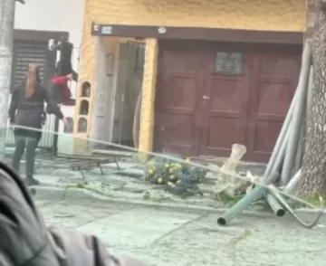 Atrapado en la reja: un hombre intentó entrar a su casa por la del vecino y queda enganchado