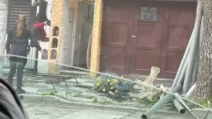 Atrapado en la reja: un hombre intentó entrar a su casa por la del vecino y queda enganchado