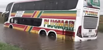 Tormenta de Santa Rosa: un micro quedó varado y rescataron a 40 pasajeros en lancha