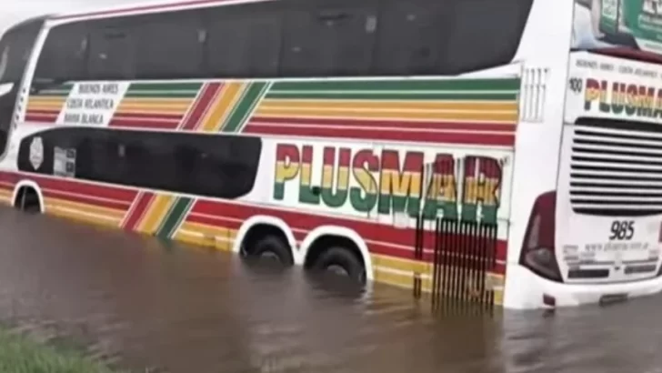Tormenta de Santa Rosa: un micro quedó varado y rescataron a 40 pasajeros en lancha
