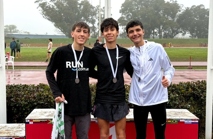 Feliz bajo la lluvia: el necochense Tiago Rojas es campeón provincial de los 5000 metros