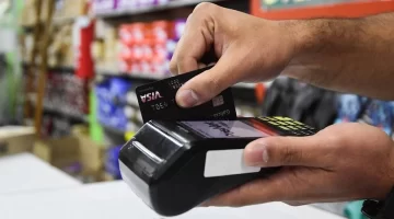 Alimentos al crédito: el 46% de las compras en supermercados se paga con tarjeta, según informe