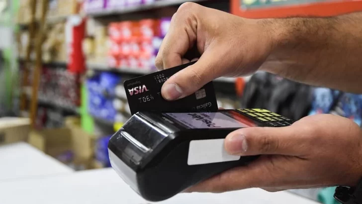 Alimentos al crédito: el 46% de las compras en supermercados se paga con tarjeta, según informe