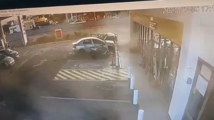Video: así fue el momento en que un auto atropelló y mató a una mujer en una estación de servicio