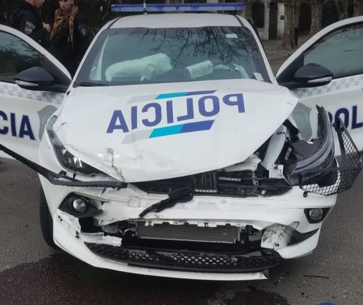 Chocaron patrullero nuevo en plena emergencia