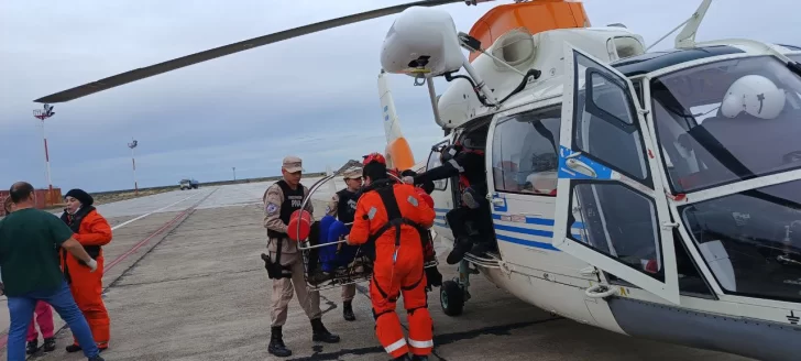 Video: el impactante rescate de Prefectura en alta mar de un joven tripulante