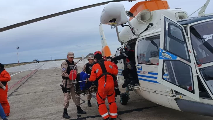 Video: el impactante rescate de Prefectura en alta mar de un joven tripulante