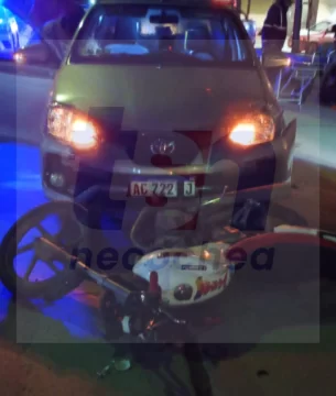 Grave accidente en 61 y 44 entre un remis y una moto