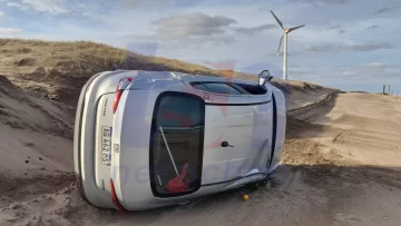 Volcó un auto sobre la avenida 2 en la zona del Molino Viejo