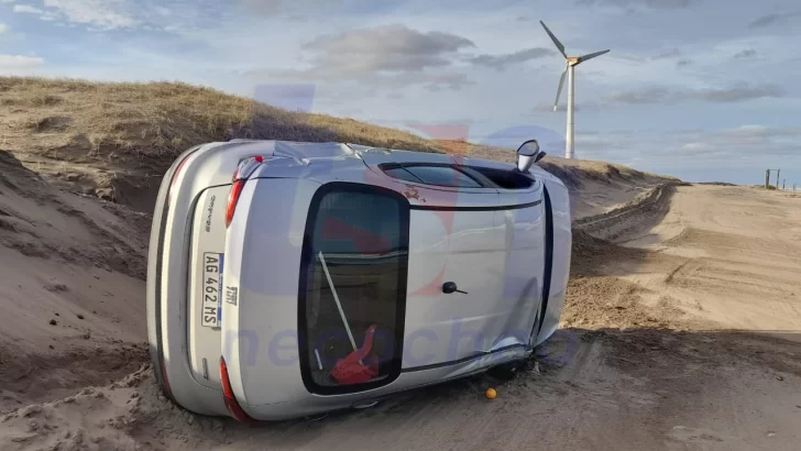 Volcó un auto sobre la avenida 2 en la zona del Molino Viejo