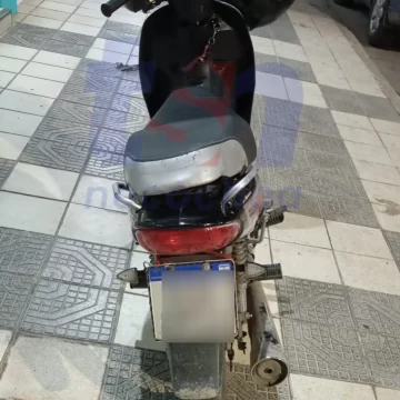 Motociclista chocó contra la puerta de un auto estacionado
