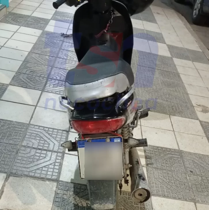 Motociclista chocó contra la puerta de un auto estacionado