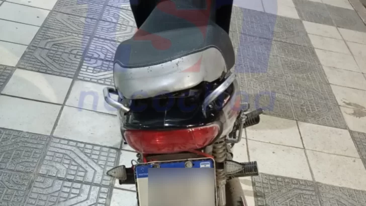 Motociclista chocó contra la puerta de un auto estacionado