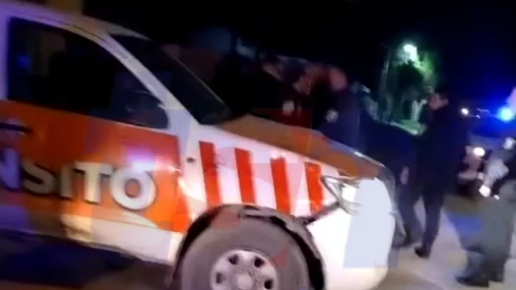 Una camioneta de tránsito chocó con una moto