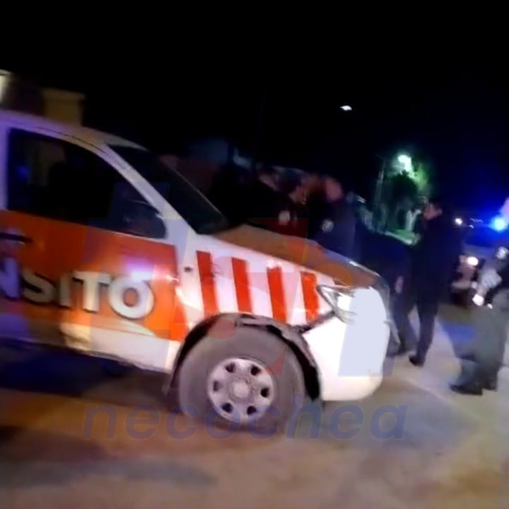Una camioneta de tránsito chocó con una moto
