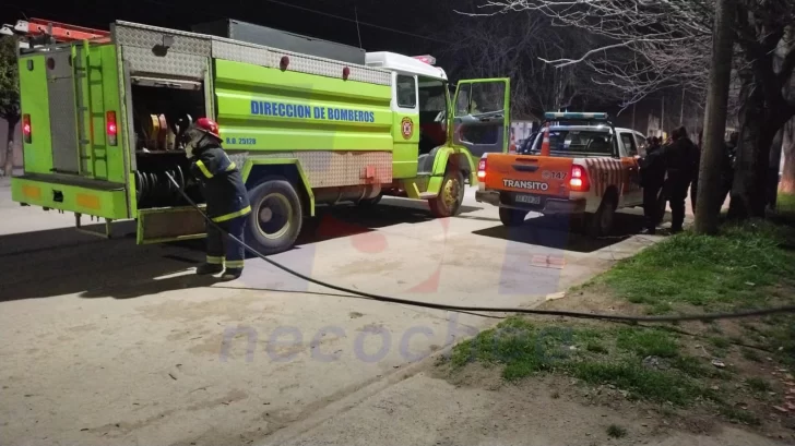 Asisten a una madre y a su hijo en un incendio en una casa