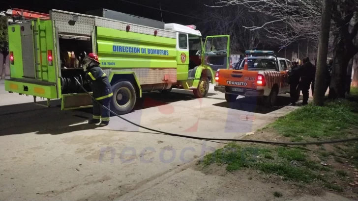 Asisten a una madre y a su hijo en un incendio en una casa