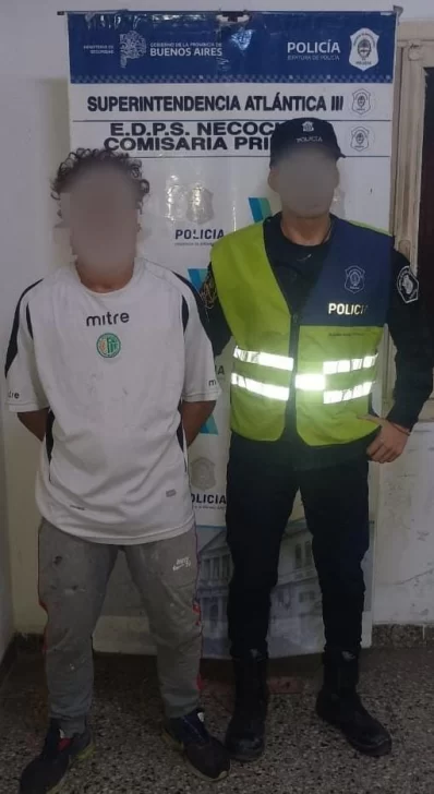 Quequén: recuperan prendas robadas y detienen a un hombre por hurto de bicicleta.