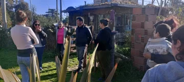 Graciana Maizzani ya reparte la boleta y habla con vecinos