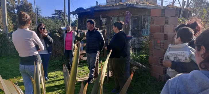 Graciana Maizzani ya reparte la boleta y habla con vecinos