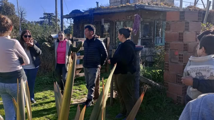 Graciana Maizzani ya reparte la boleta y habla con vecinos