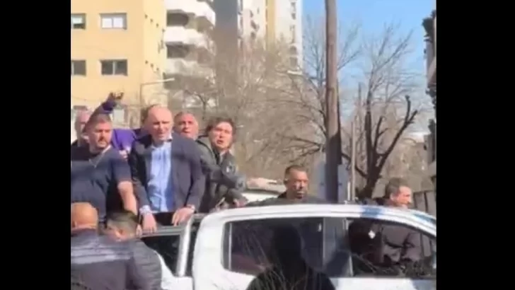 ¡Corruptos son los tuyos!”: la virulenta respuesta de Milei a una mujer que lo increpó en Lomas de Zamora