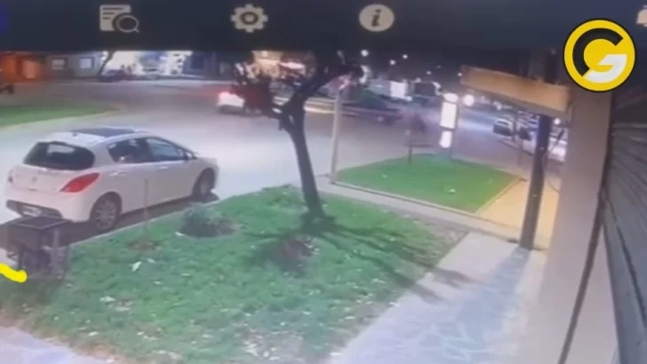 Video: un Alfa Romeo destrozado en plena plaza tras una maniobra imprudente