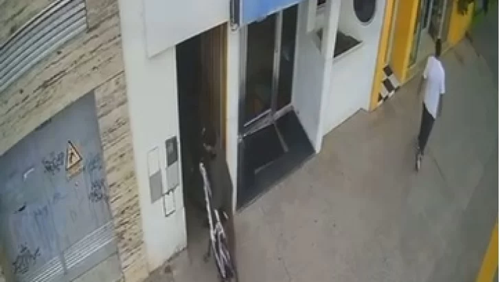 Roban una bicicleta del interior de una panadería