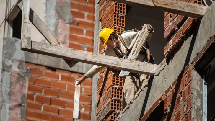 La construcción dio un salto del 13,9% y acumula un semestre de crecimiento