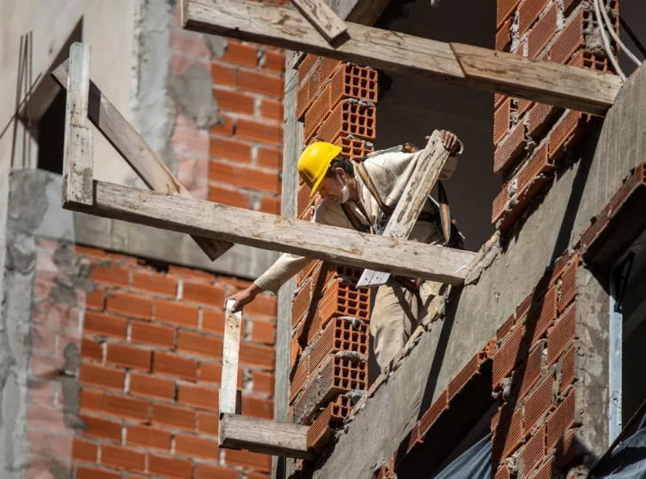 La construcción dio un salto del 13,9% y acumula un semestre de crecimiento