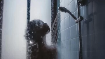 ¿Por qué ducharse antes de dormir mejora la calidad del sueño?