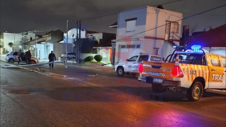Conducía alcoholizado, sin seguro ni licencia: terminó contra una columna en 75 y 44
