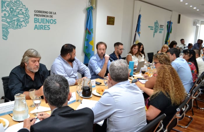 Provincia convoca a docentes y estatales para discutir salarios
