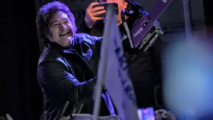 Milei lanzó la campaña en La Plata con insultos a Kicillof: “Comunista enano”