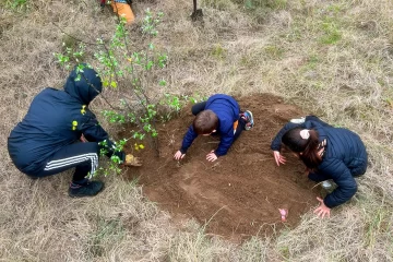 Alumnos plantaron nuevas especies en el Parque