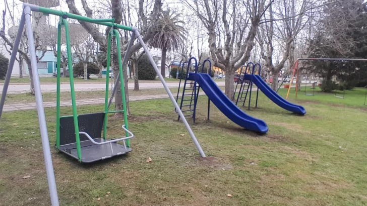 La Plaza Independencia de Juan N. Fernández ya cuenta con juegos adaptados