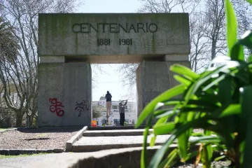 Restauran el monumento al Centenario en la plaza del centro