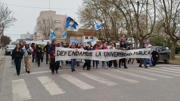 Concurrida marcha en defensa del financiamiento universitario