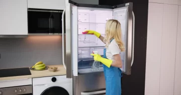 86791764_cleaning-service-woman-cleaning-refrigerator-in-kitchen-728x384