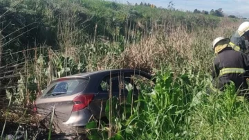 Despiste en Ruta 2: conductor se durmió y cayó a una zanja