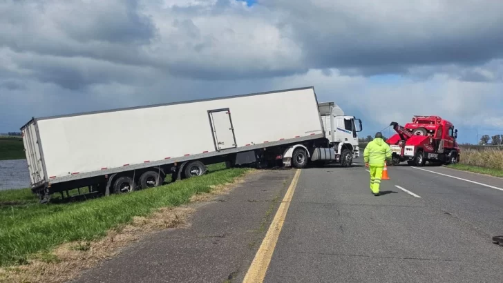 Accidente en Ruta 2: despiste de un camión con acoplado Accidente en Ruta 2: despiste de un camión con acoplado